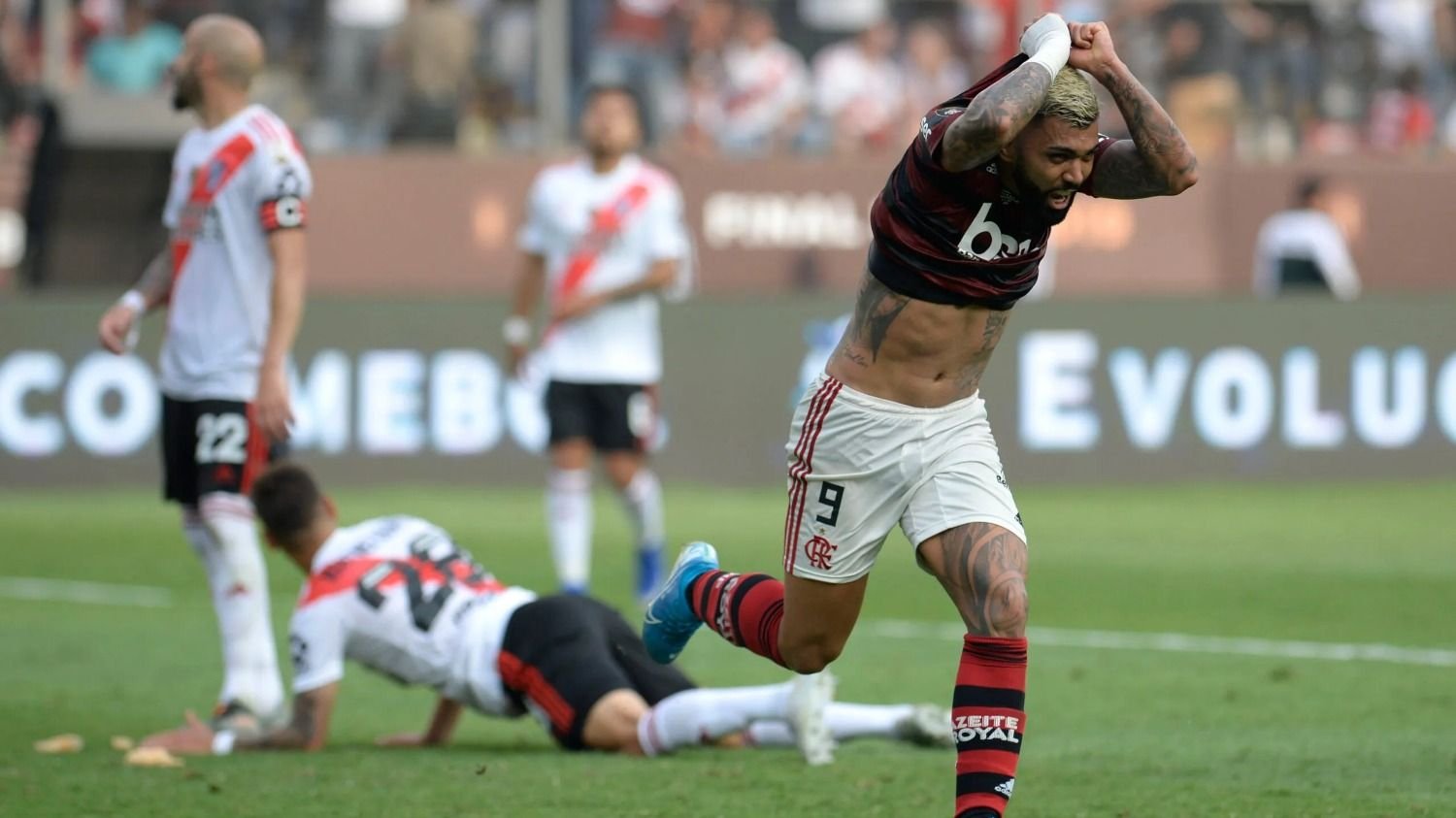 Gabigol festejando su doblete en 2 minutos para ganar la copa Libertadores frente a river plate