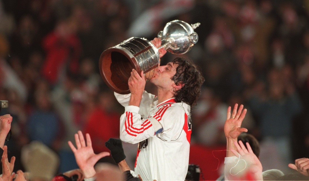 Enzo Franccescoli con la camiseta de river plate levantando la copa Libertadores
