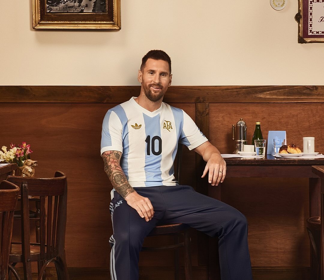 Lionel Messi vistiendo la camiseta argentina homenaje 50 años