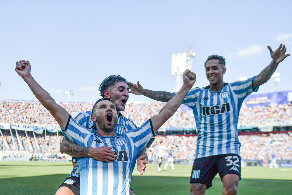 Maravilla Martinez festejando su gol para racing en la final de la copa sudamericana 2024