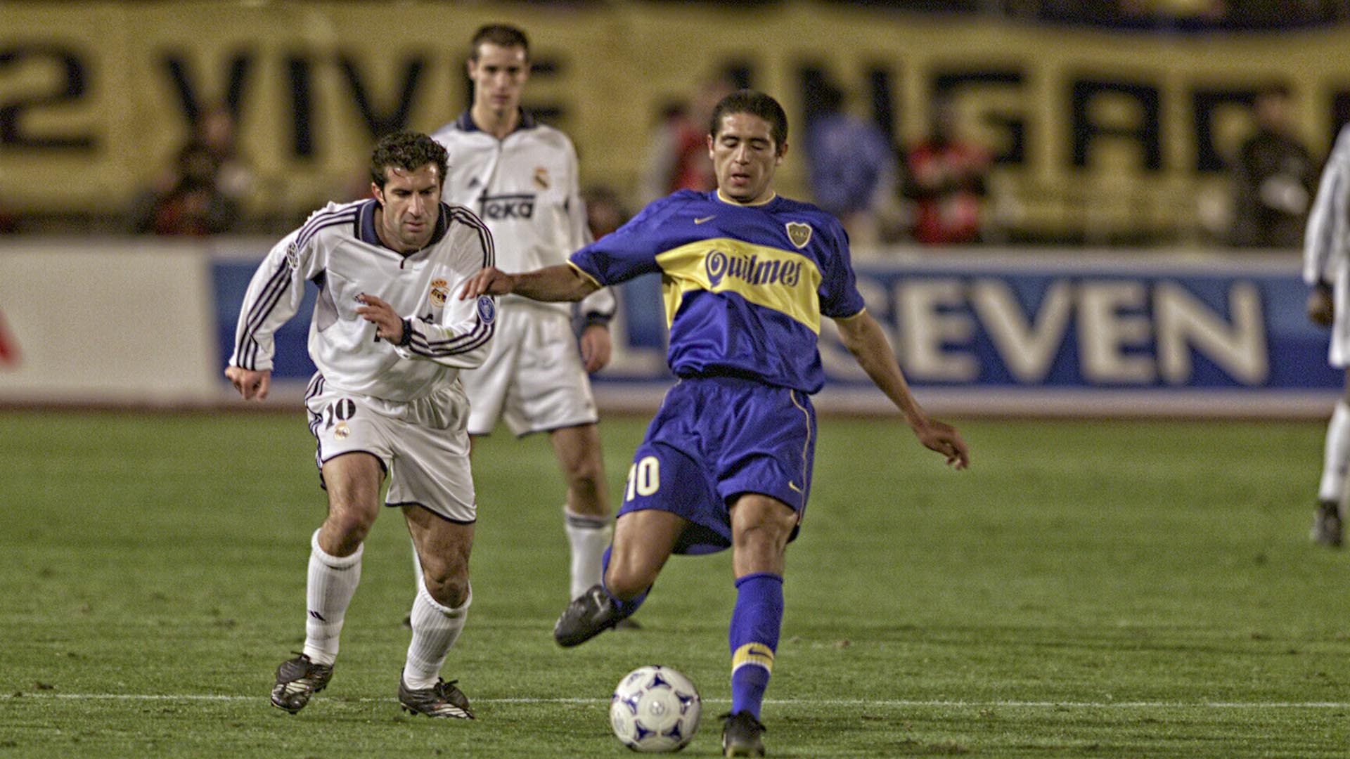 Juan roman Riquelme sacando a pasear futbolistacamente a Luis Figo