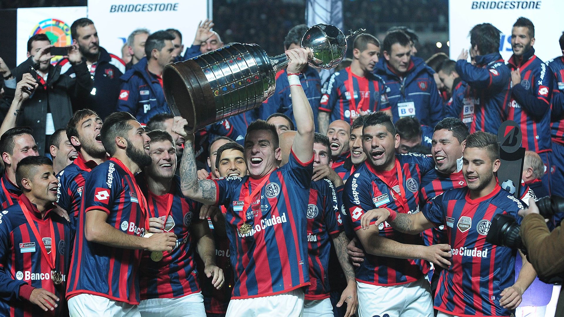 Equipo de san lorezno levantando el trofe de la copa Libertadores