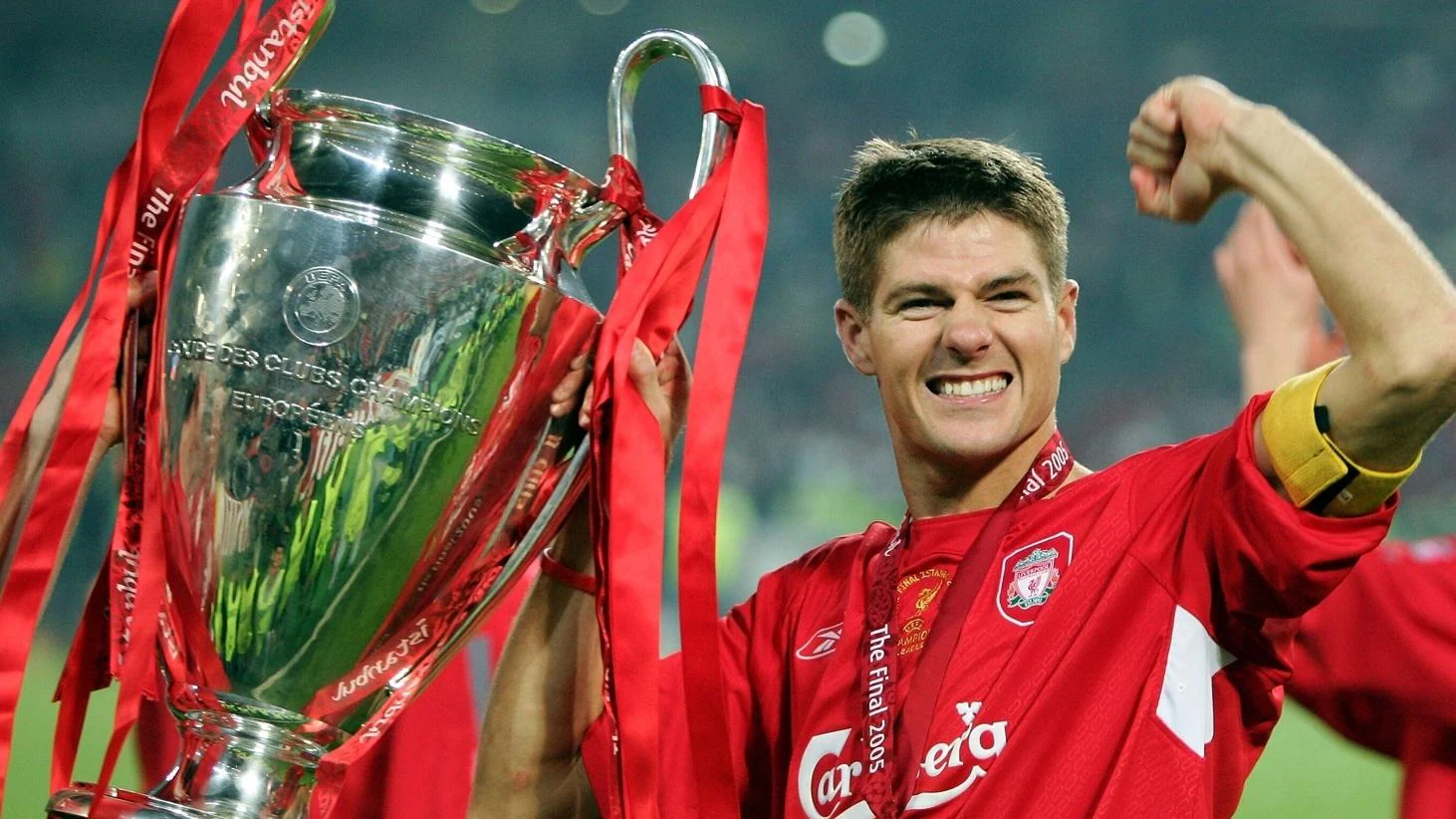 Steven Gerard levantando el trofeo de la uefa champions league